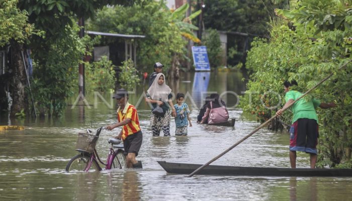 Banjir Besar Landa Tiga Kabupaten di Kalbar, Ribuan Warga Terpaksa Mengungsi