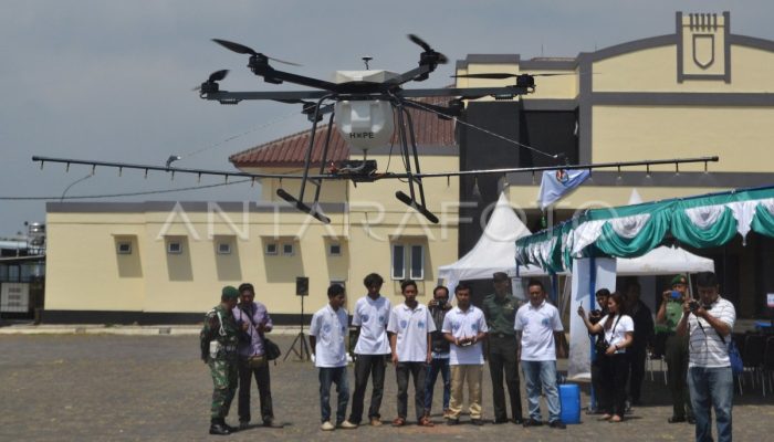 Drone Pertanian Mulai Diuji Coba di Lahan Padi Kalbar, Efisiensi Naik 40 Persen